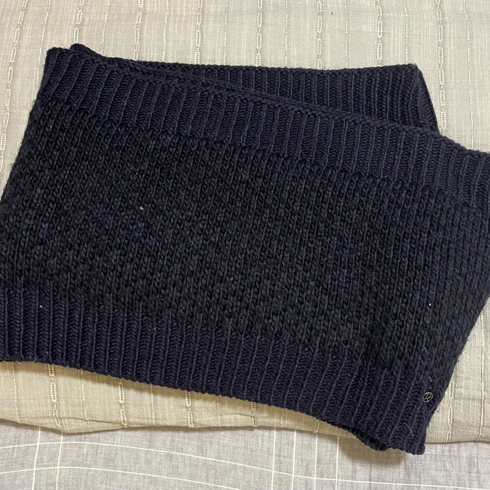 Lululemon Chunky Knit Cable Knit Scarf Dark Blue Purple.  70% Acrylic / 20% Wool